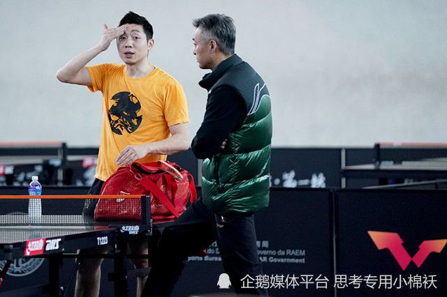 不停的有野兽朝他们后背扑过来，伸出爪子来挠，却又被他们险险避开。